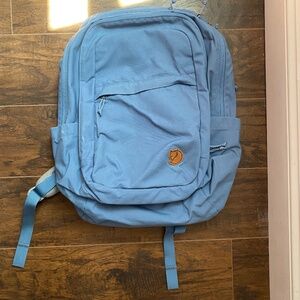 Light dusky blue Fjallraven Raven 28L
